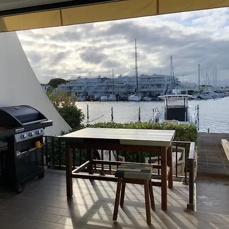Marina Avec Son Bateau Le Grau-du-Roi