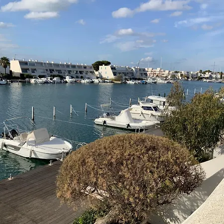 Marina Avec Son Bateau *